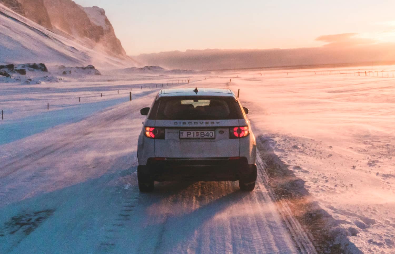 Weißer Land Rover Discovery Sport 4WD SUV mit Automatikgetriebe, GPS, Rückfahrkamera und Sitzheizung – ideal für 5 Personen in Island.