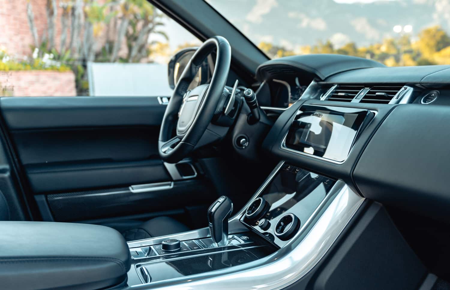 Weißer Land Rover Discovery Sport 4WD SUV mit Automatikgetriebe, GPS, Rückfahrkamera und Sitzheizung – ideal für 5 Personen in Island.