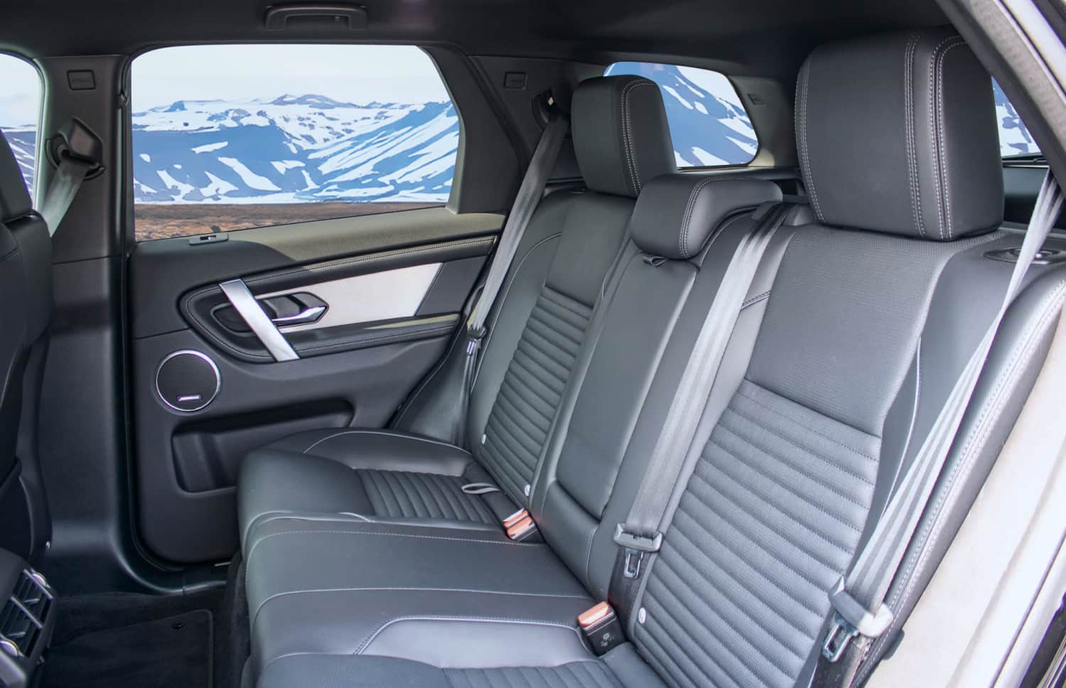 Weißer Land Rover Discovery Sport 4WD SUV mit Automatikgetriebe, GPS, Rückfahrkamera und Sitzheizung – ideal für 5 Personen in Island.