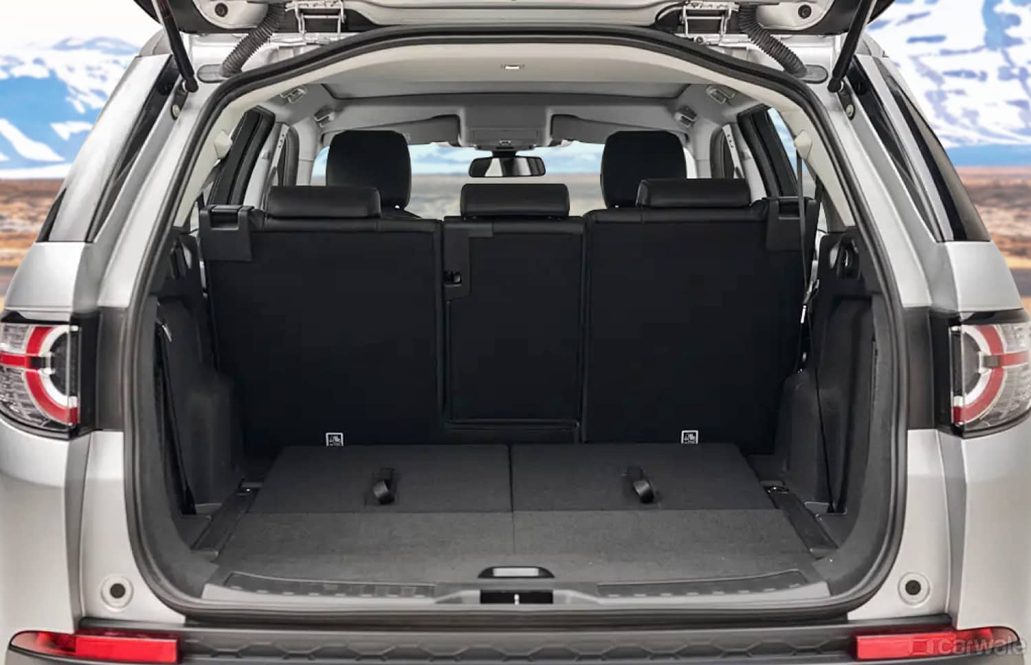 Weißer Land Rover Discovery Sport 4WD SUV mit Automatikgetriebe, GPS, Rückfahrkamera und Sitzheizung – ideal für 5 Personen in Island.