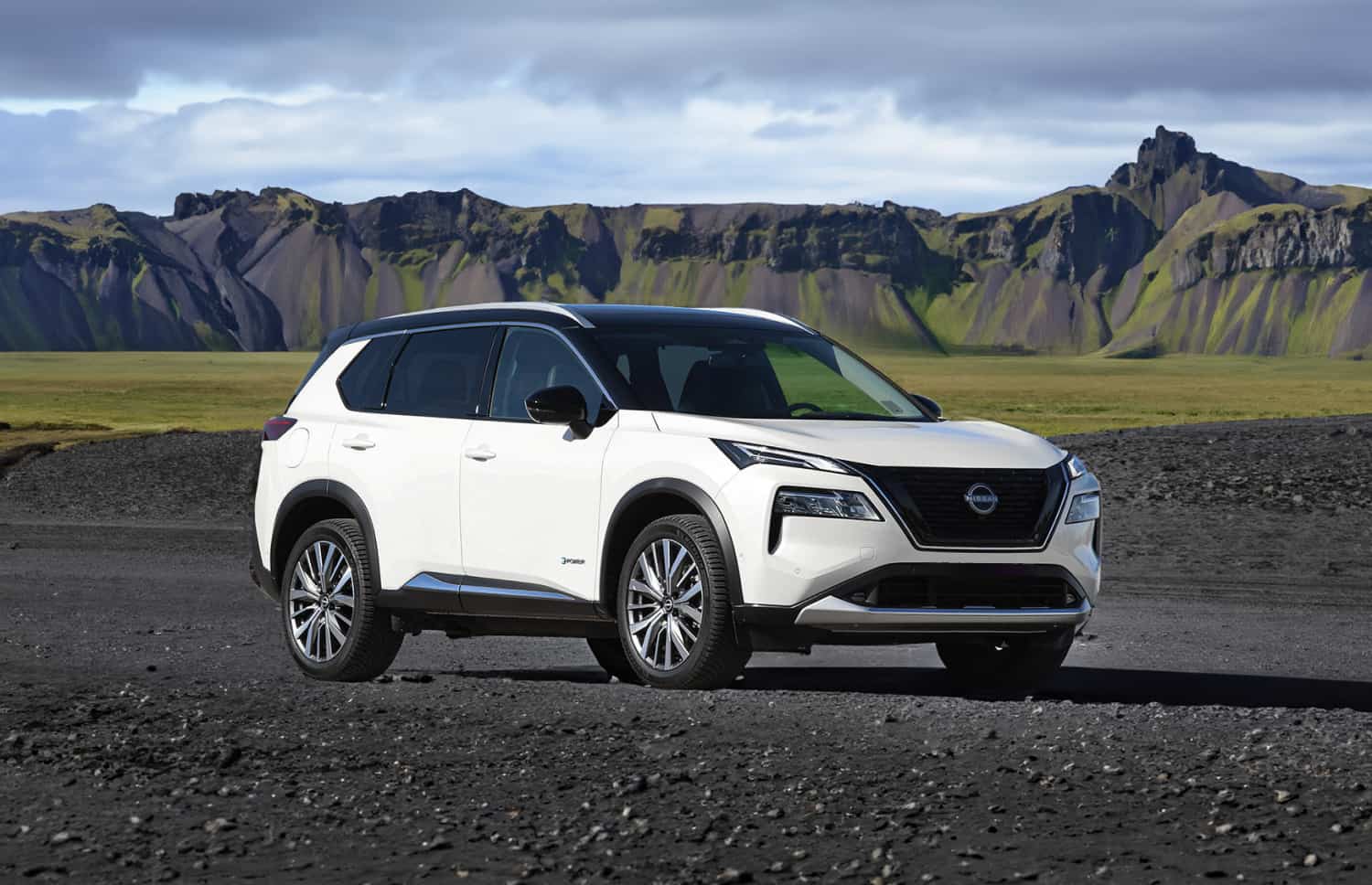 Nissan X-Trail. Perfekt für Offroad-Abenteuer in Islands rauem Gelände, bietet dieses Miet-SUV Sicherheitsfunktionen und viel Platz – ideal für lange Fahrten entlang der Ringstraße und darüber hinaus.