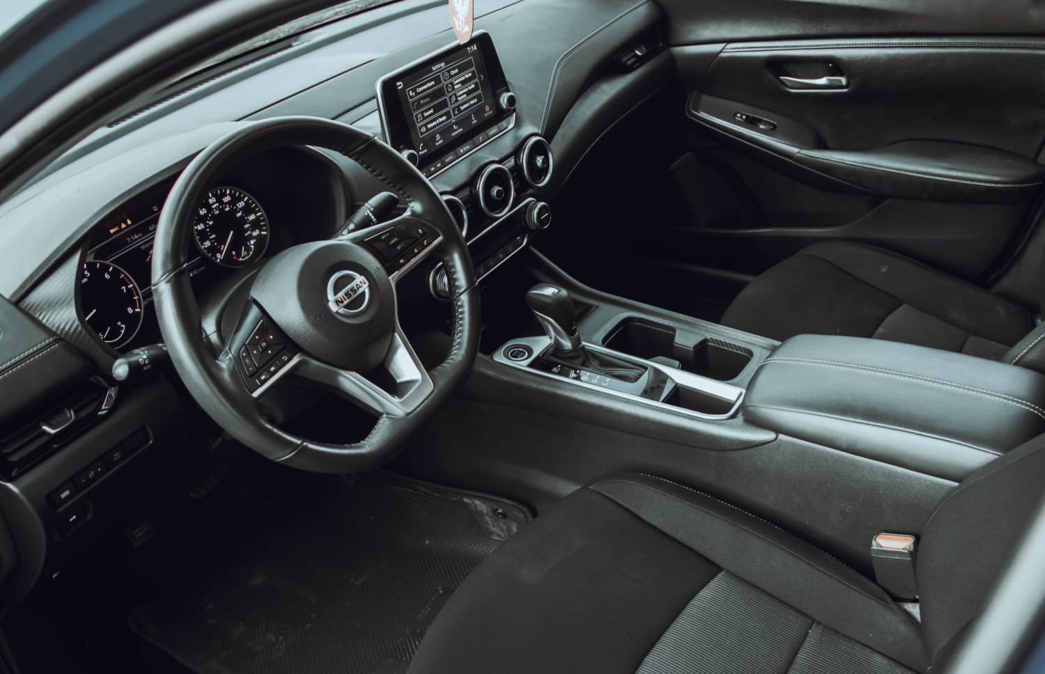 Nissan X-Trail. Perfekt für Offroad-Abenteuer in Islands rauem Gelände, bietet dieses Miet-SUV Sicherheitsfunktionen und viel Platz – ideal für lange Fahrten entlang der Ringstraße und darüber hinaus.