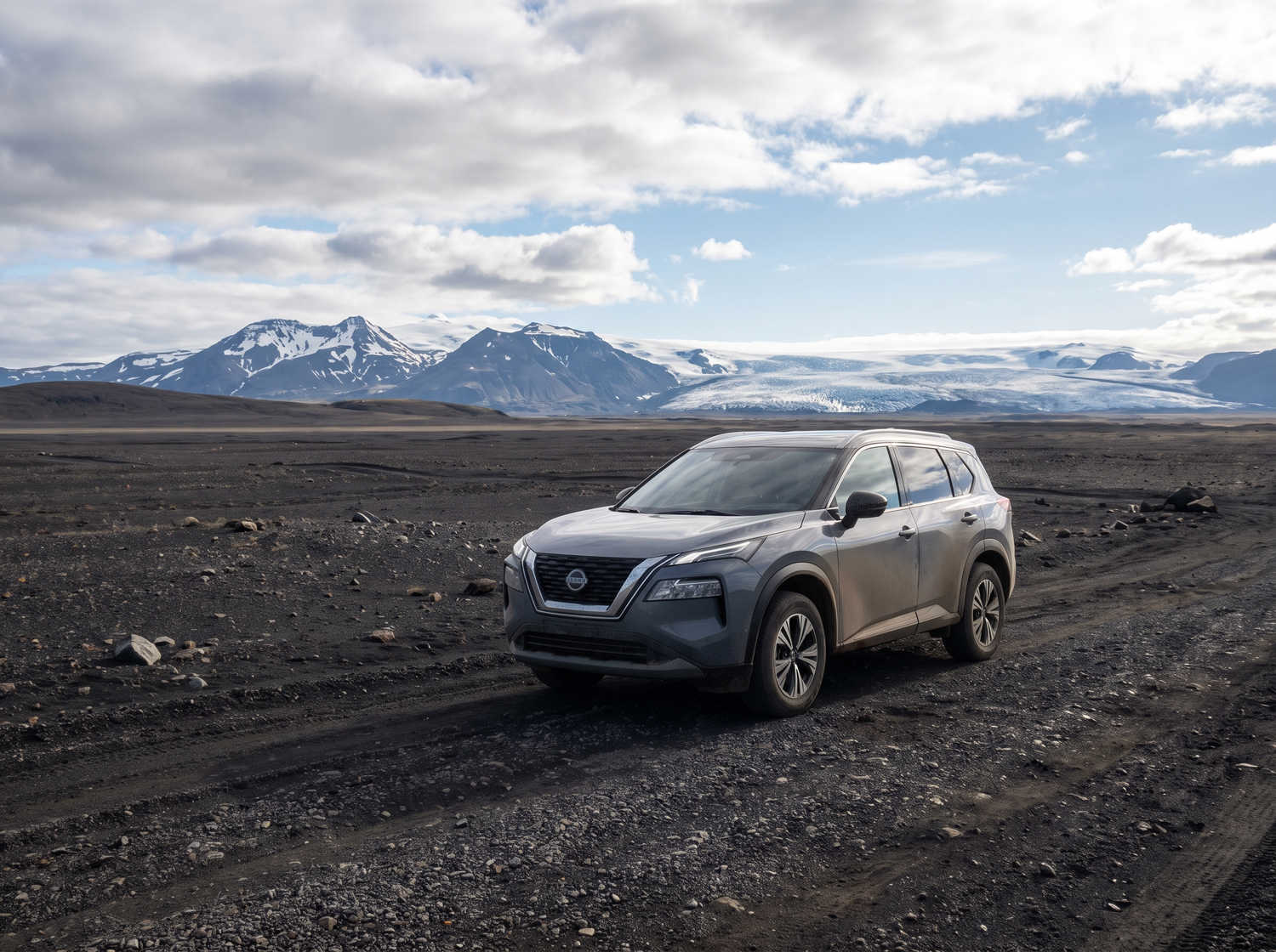 Nissan X-Trail. Perfekt für Offroad-Abenteuer in Islands rauem Gelände, bietet dieses Miet-SUV Sicherheitsfunktionen und viel Platz – ideal für lange Fahrten entlang der Ringstraße und darüber hinaus.