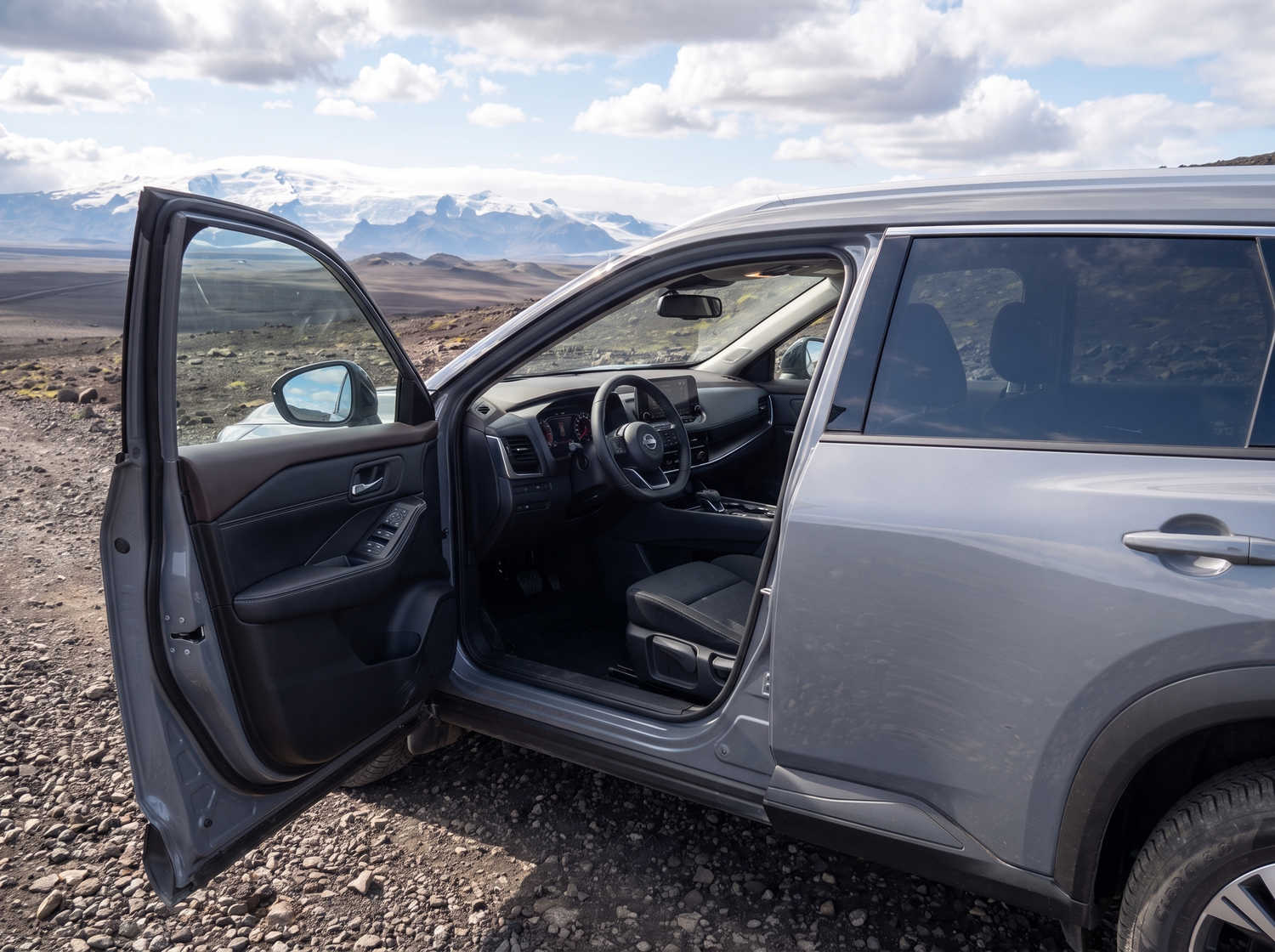 Nissan X-Trail. Perfekt für Offroad-Abenteuer in Islands rauem Gelände, bietet dieses Miet-SUV Sicherheitsfunktionen und viel Platz – ideal für lange Fahrten entlang der Ringstraße und darüber hinaus.