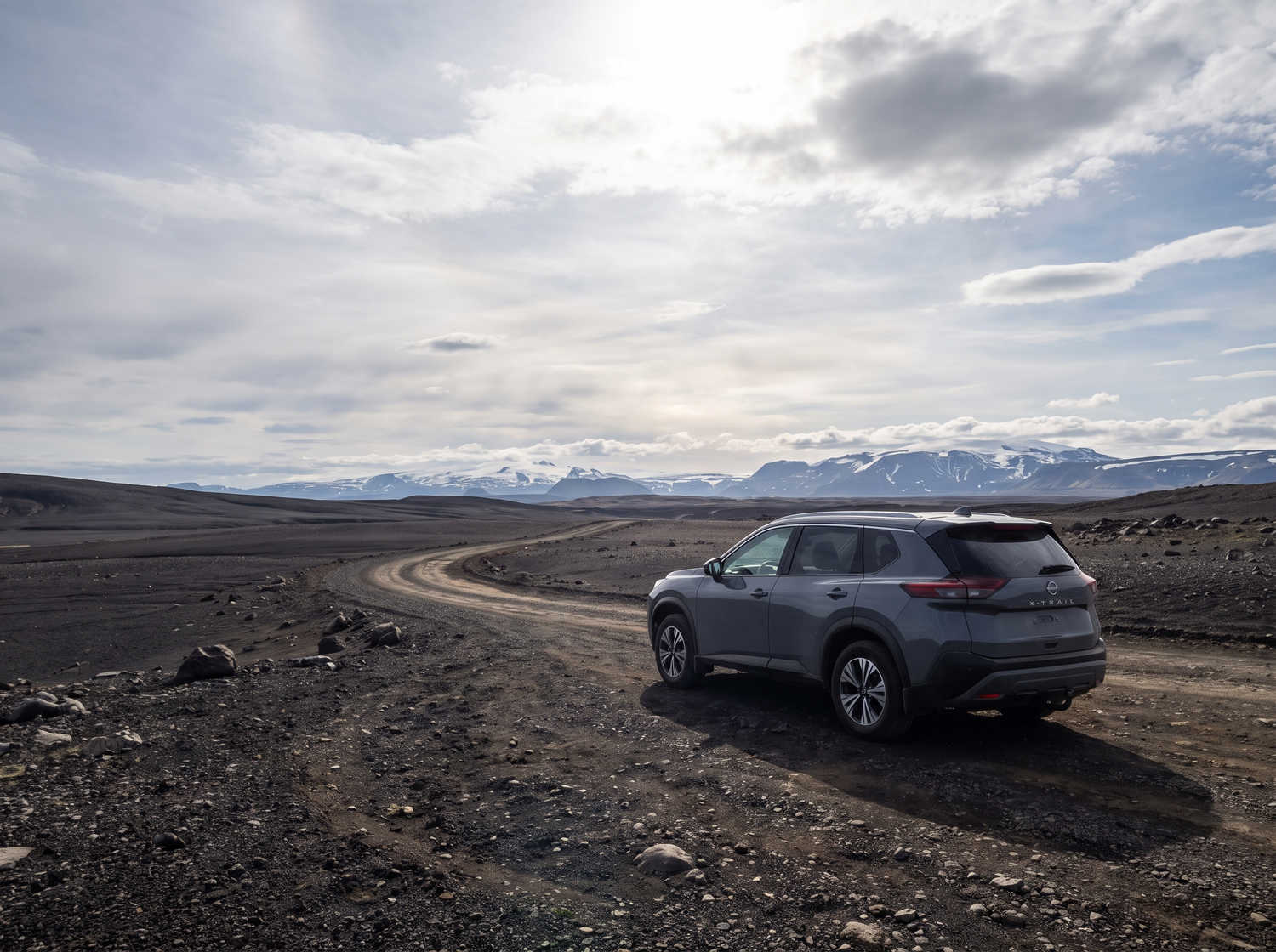 Nissan X-Trail. Perfekt für Offroad-Abenteuer in Islands rauem Gelände, bietet dieses Miet-SUV Sicherheitsfunktionen und viel Platz – ideal für lange Fahrten entlang der Ringstraße und darüber hinaus.