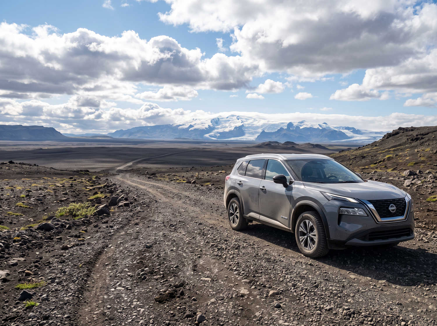 Nissan X-Trail. Perfekt für Offroad-Abenteuer in Islands rauem Gelände, bietet dieses Miet-SUV Sicherheitsfunktionen und viel Platz – ideal für lange Fahrten entlang der Ringstraße und darüber hinaus.