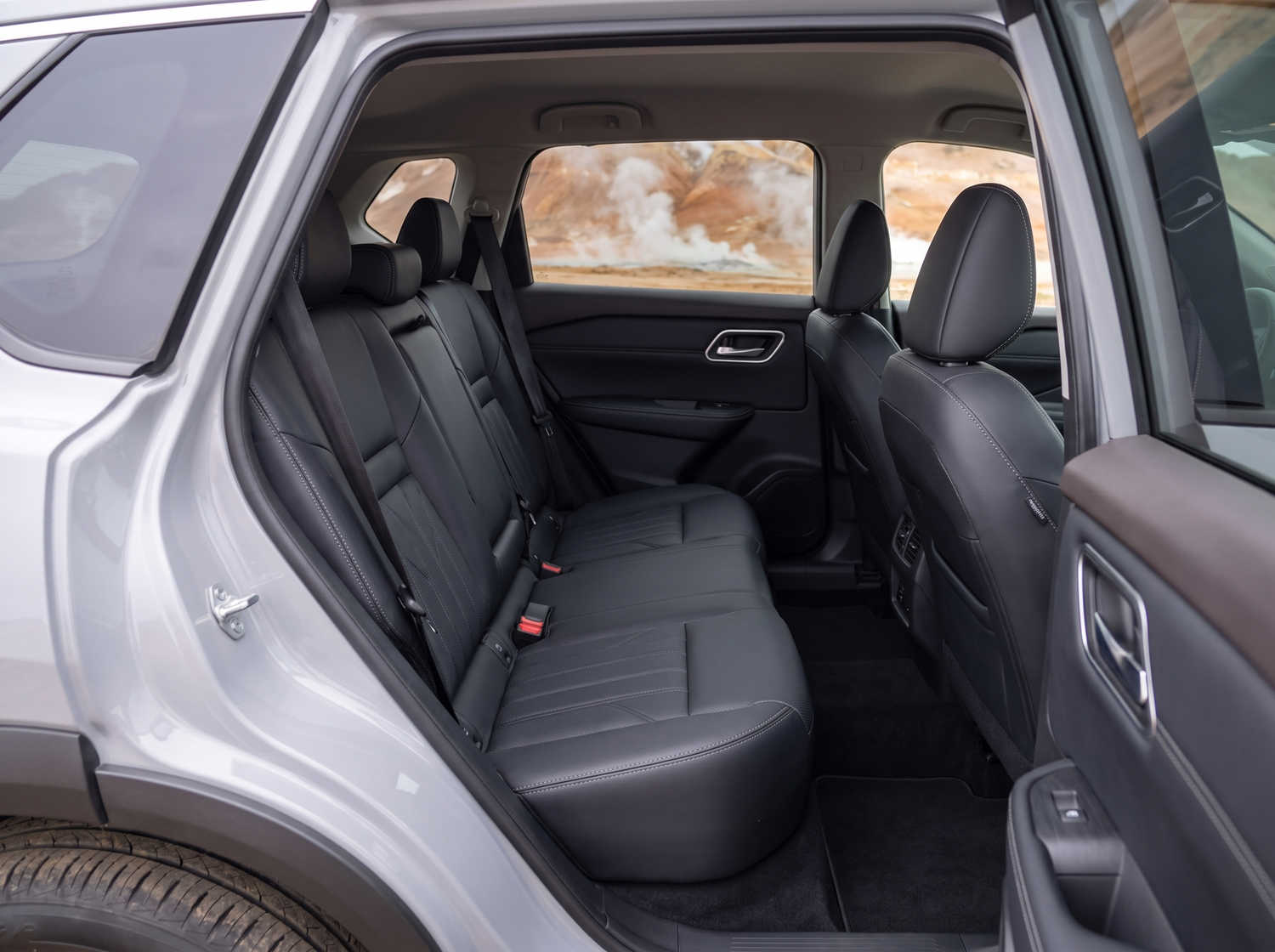 Nissan X-Trail. Perfekt für Offroad-Abenteuer in Islands rauem Gelände, bietet dieses Miet-SUV Sicherheitsfunktionen und viel Platz – ideal für lange Fahrten entlang der Ringstraße und darüber hinaus.