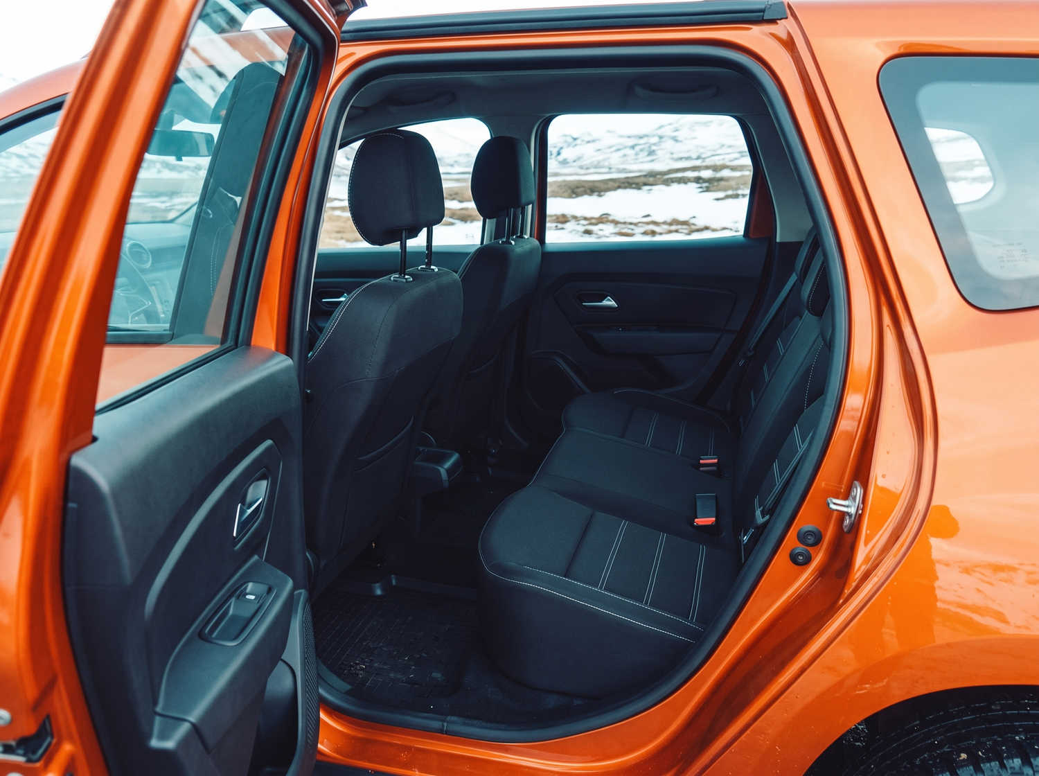 Gebrauchter Dacia Duster. Ein zuverlässiges 4x4-Mietfahrzeug in Island, ideal für Offroad-Fahrten auf den F-Straßen Islands, mit unbegrenzter Kilometerzahl zur Erkundung anspruchsvoller Gelände.