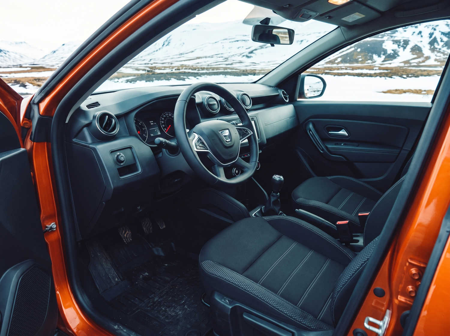 Gebrauchter Dacia Duster. Ein zuverlässiges 4x4-Mietfahrzeug in Island, ideal für Offroad-Fahrten auf den F-Straßen Islands, mit unbegrenzter Kilometerzahl zur Erkundung anspruchsvoller Gelände.